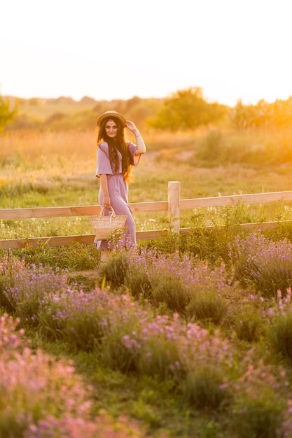 Donna in un campo di lavanda con un cesto