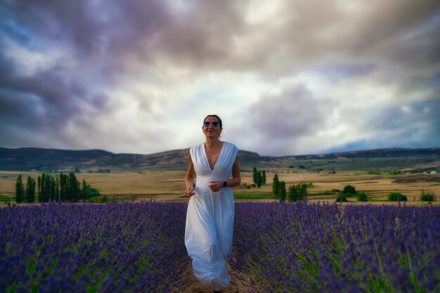 donna in un campo di lavanda