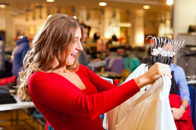 Donna in un centro commerciale con vestiti