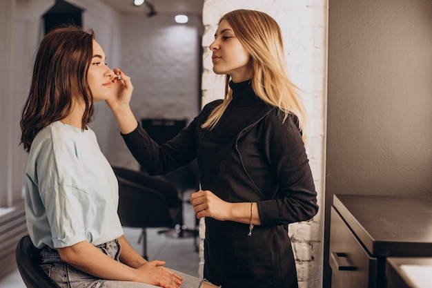 Donna in un salone di bellezza che si trucca