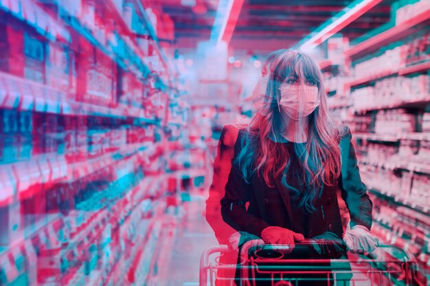 Donna in un supermercato durante la fotografia a doppia esposizione della pandemia di COVID-19