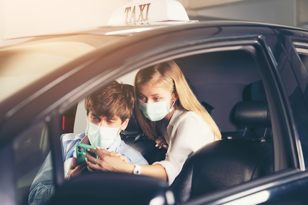 donna in un taxi che mostra l'indirizzo sul telefono