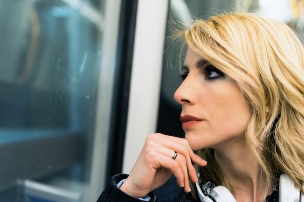 Donna in un treno della metropolitana