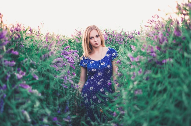 Donna in un vestito blu con lavanda