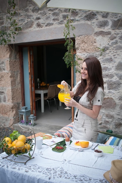 donna in una casa rurale all'aperto che pratica attività