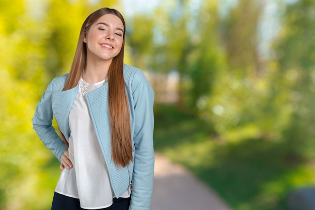 Donna in una giacca blu