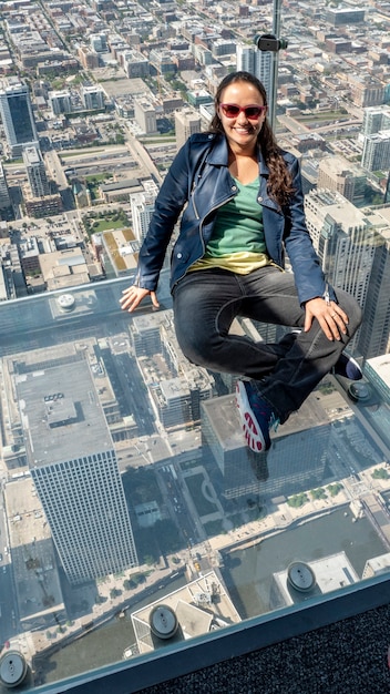 Donna in una scatola di vetro a Chicago, nell'Illinois