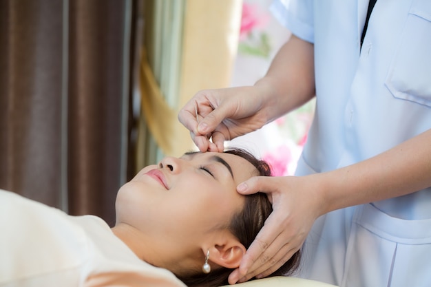 Donna in una terapia di agopuntura presso il centro benessere