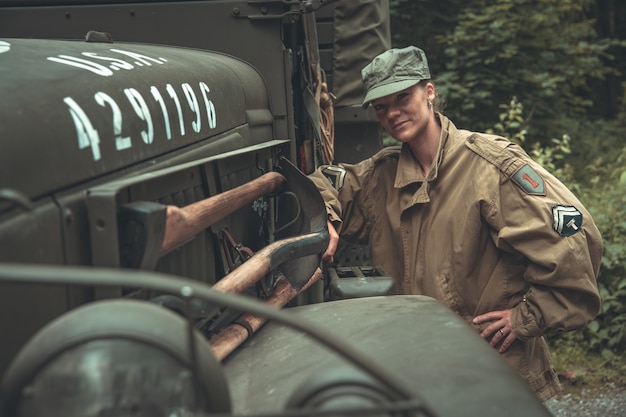 Donna in uniforme militare in un'auto dell'esercito