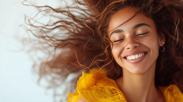 Donna in uno stato di pura gioia chiudere la felicità successo sfondo bianco