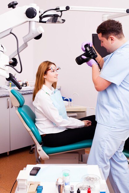 Donna in uno studio dentistico che sceglie il colore delle sue faccette