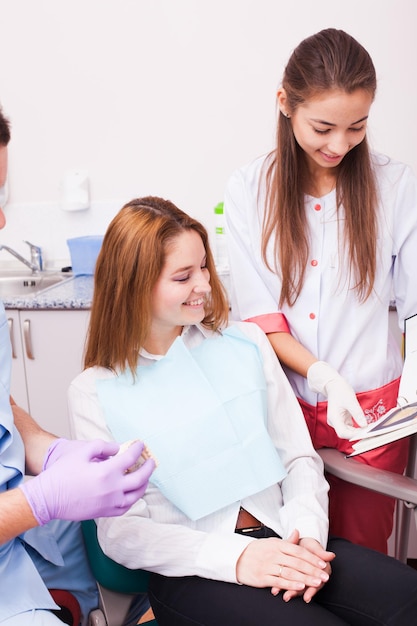 Donna in uno studio dentistico che sceglie il colore delle sue faccette