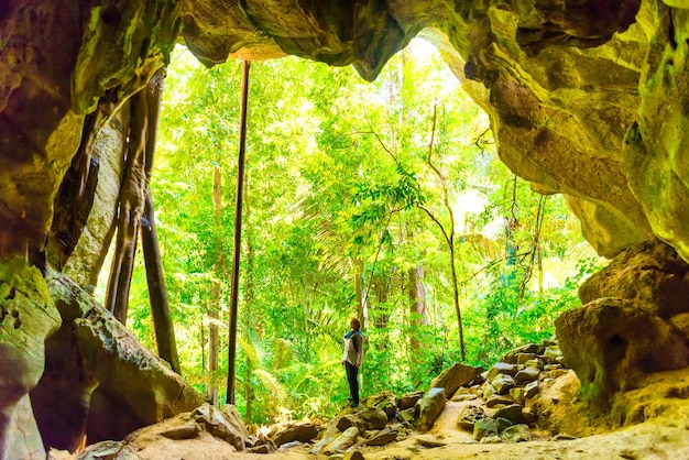 Donna in uscita dalla caverna oscura