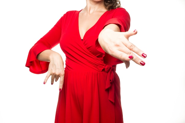 Donna in vestito rosso che balla il flamenco