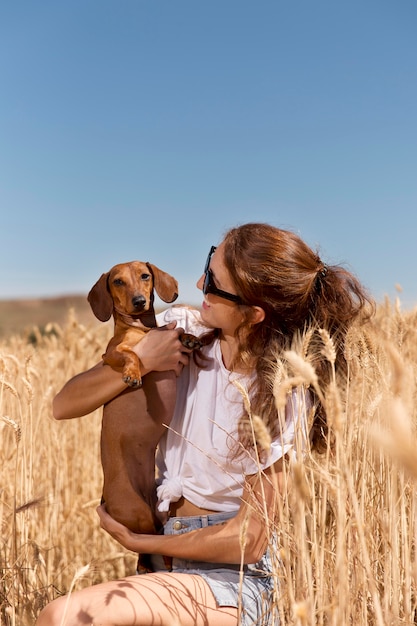 Donna in viaggio con cane colpo medio