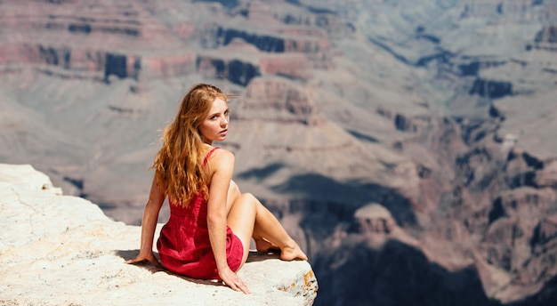 Donna in viaggio negli Stati Uniti sulla giovane femmina americana del grand canyon che gode della vista del viaggio nel parco nazionale e