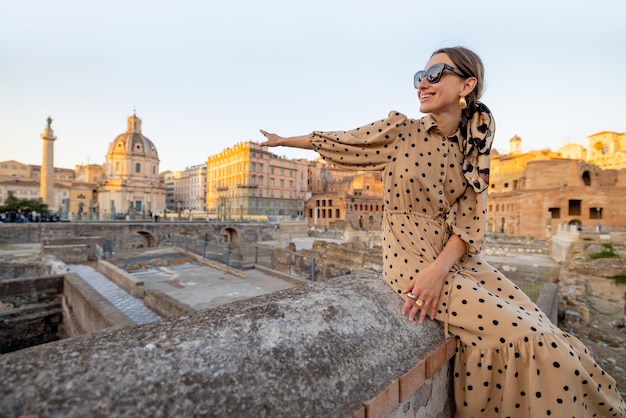 Donna in visita al Foro Romano a Roma