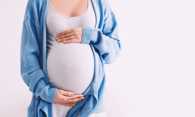 donna incinta che abbraccia la sua pancia gestante in attesa della nascita del bambino durante la gravidanza