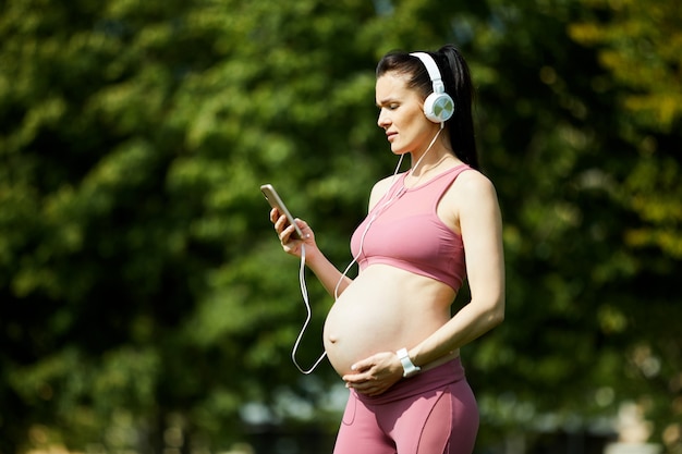 Donna incinta che ascolta la musica