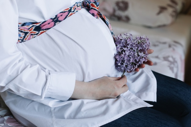 donna incinta che aspetta il bambino