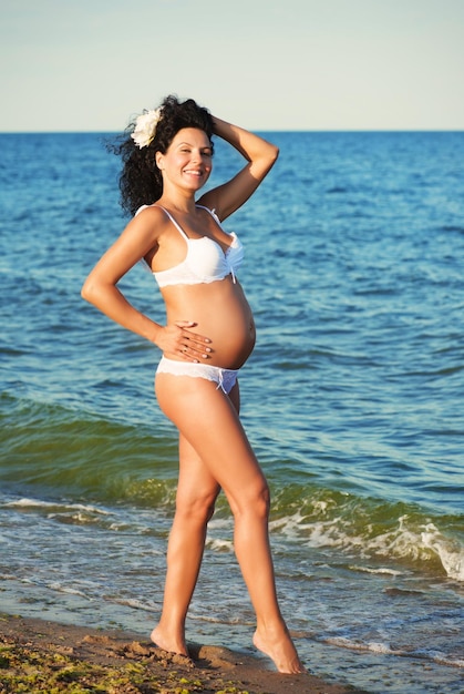 Donna incinta che fa il bagno nel mare