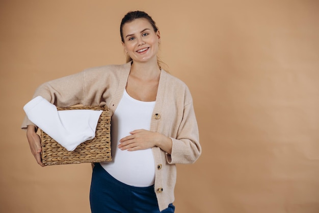 Donna incinta che fa il bucato a casa