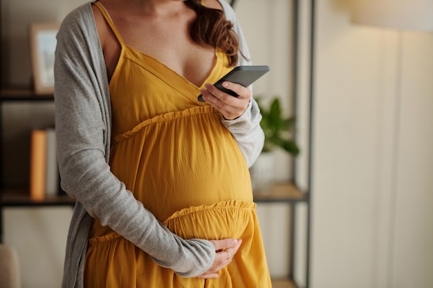 Donna incinta che manda un sms al dottore