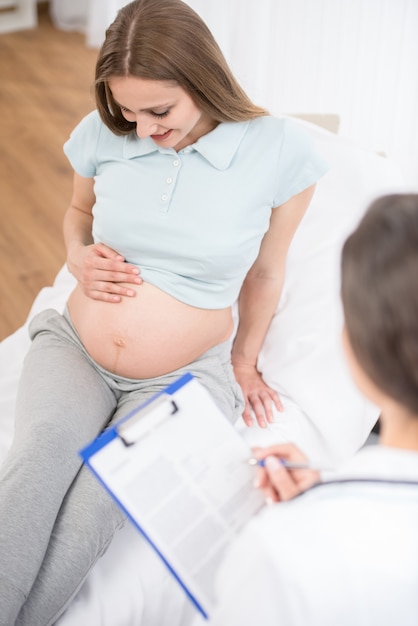 Donna incinta che prende consultazione all'ambulatorio.