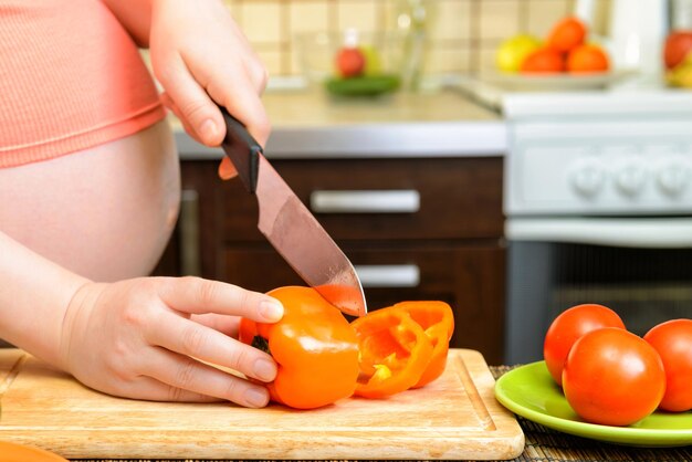 Donna incinta che prepara un pasto sano