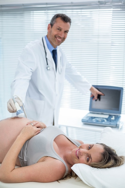 Donna incinta che riceve trattamento di ultrasuono nell&#39;ospedale