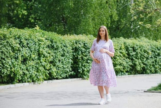 Donna incinta che riposa nel parco