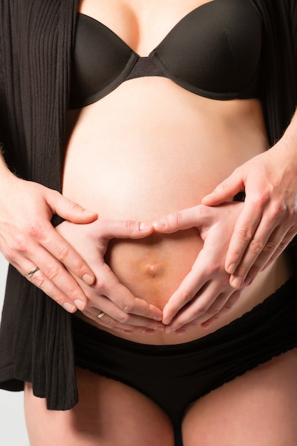Donna incinta che tocca la sua pancia o il pancione