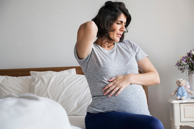 Donna incinta con dolore alla schiena