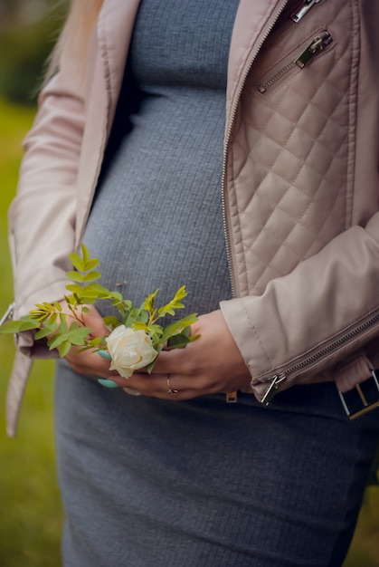 Donna incinta con fiore