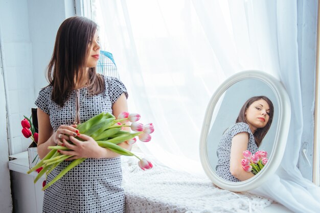 Donna incinta con fiori