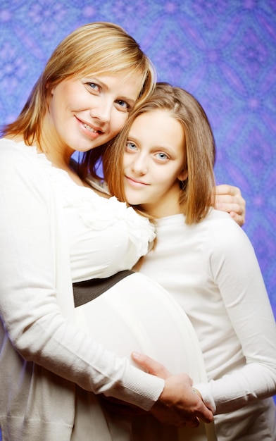 Donna incinta con la figlia