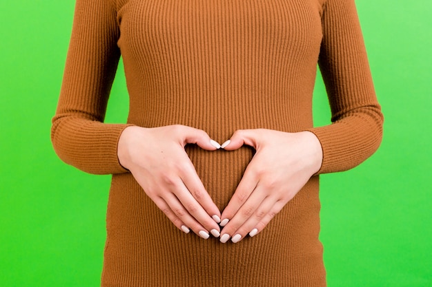 Donna incinta con la pancia crescente