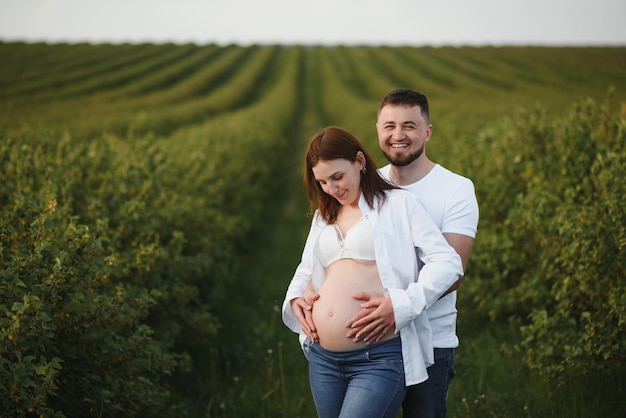 Donna incinta con la sua famiglia che sembra felice