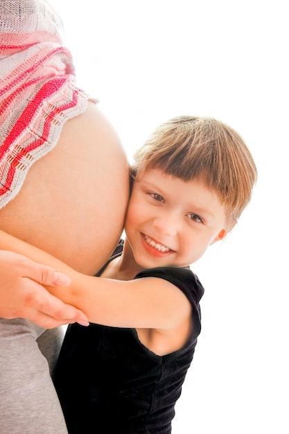 Donna incinta con sua figlia su uno sfondo bianco