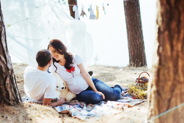 Donna incinta con suo marito al picnic