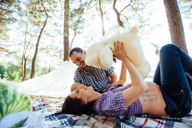 Donna incinta con suo marito al picnic