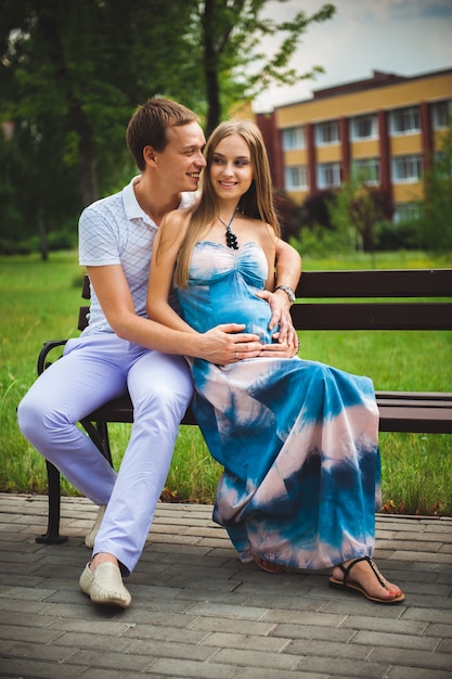 Donna incinta con suo marito nel parco.