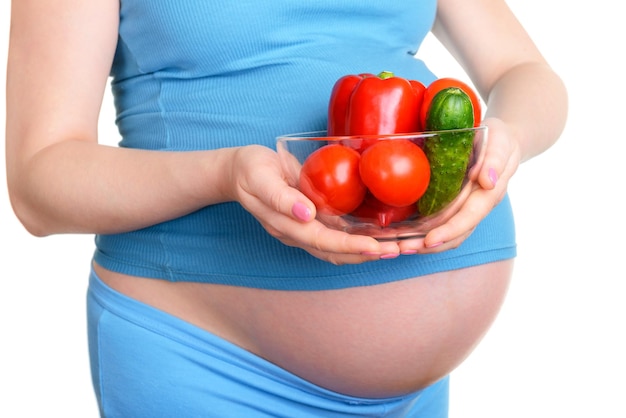 Donna incinta con verdure fresche