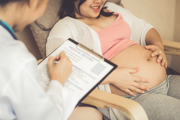 Donna incinta e ginecologo medico all'ospedale