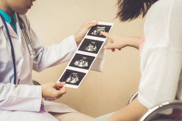 Donna incinta e ginecologo medico all'ospedale