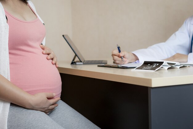 Donna incinta e ginecologo medico all'ospedale