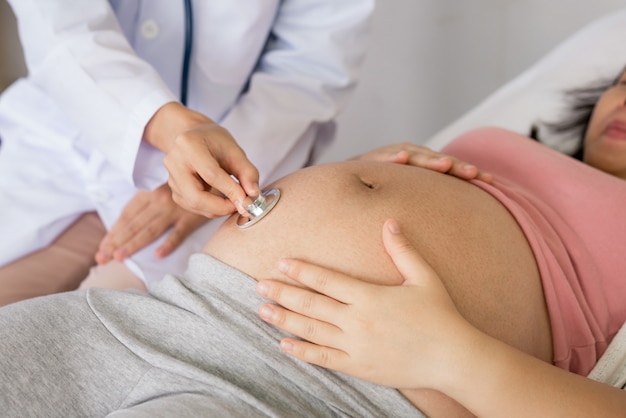 Donna incinta e ginecologo medico all'ospedale