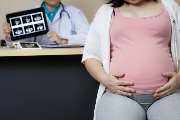 Donna incinta e ginecologo medico all'ospedale