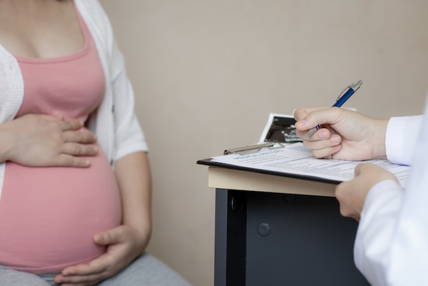 Donna incinta e ginecologo medico all'ospedale