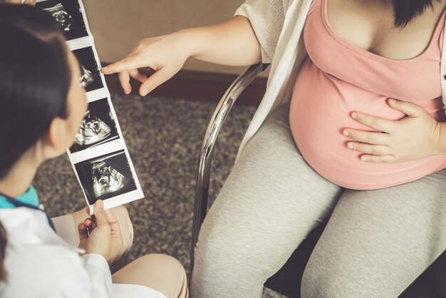 Donna incinta e ginecologo medico all'ospedale